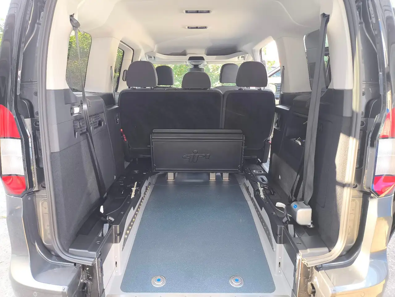 Ford Tourneo Connect Grand Tourneo Connect Titanium Rollstuhgerecht — معرض صور السيارة 12