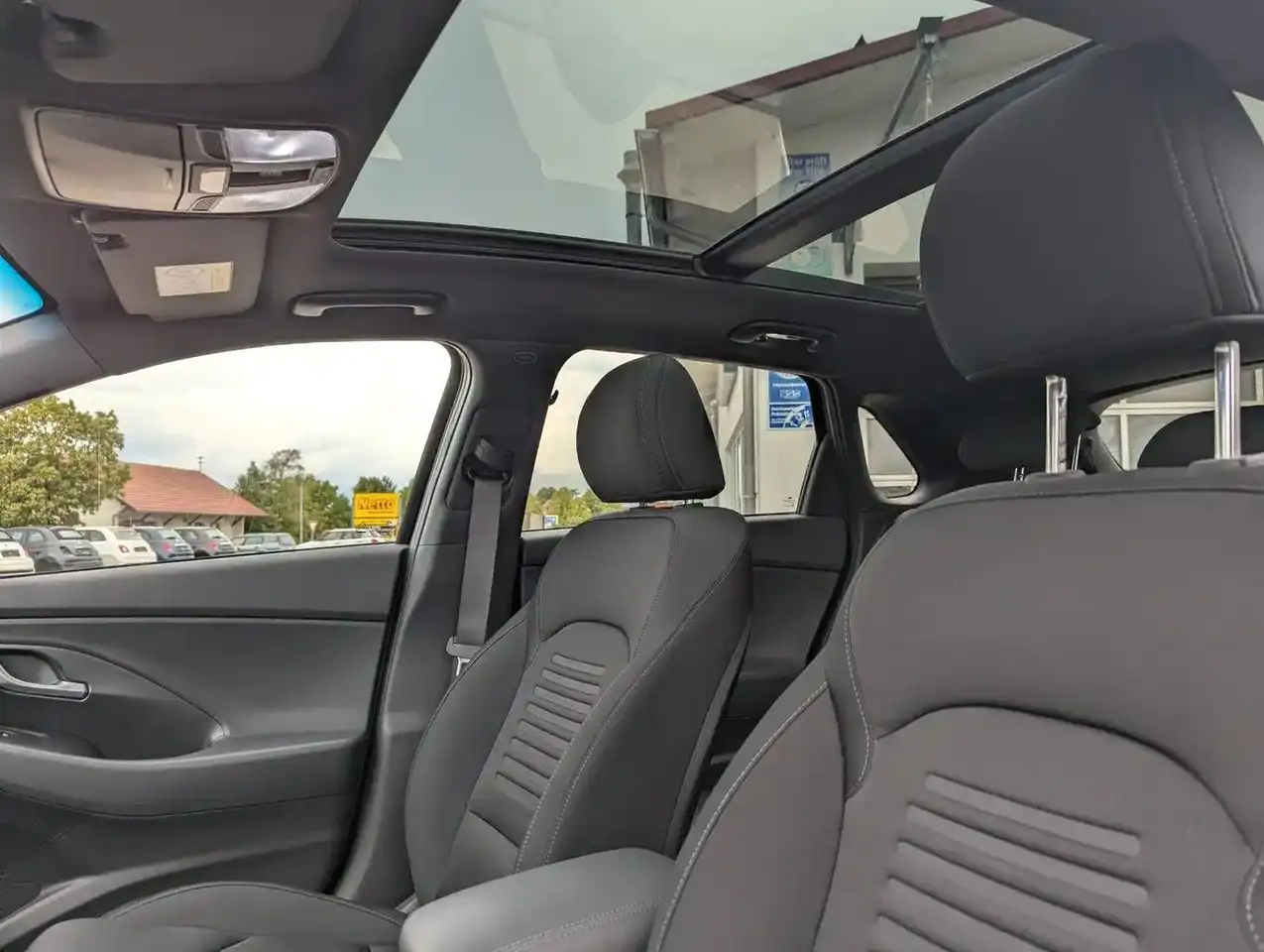 Hyundai i30 Advantage Mild-Hybrid Panoramadach gepflegt — Galería del vehículo 12
