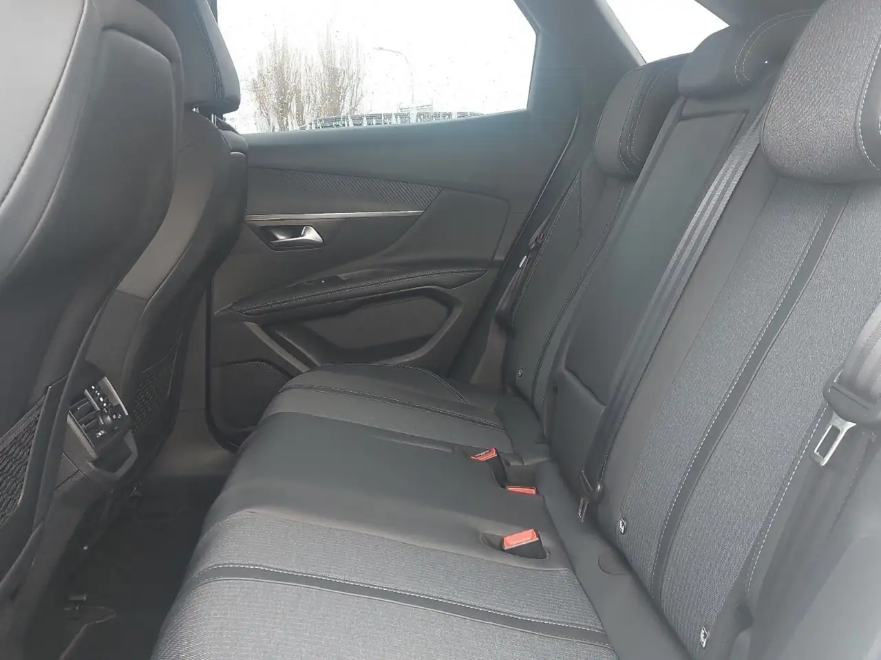 Peugeot 3008 Allure Pack 130 EAT8 ab 2,99% eff Zins — معرض صور السيارة 10