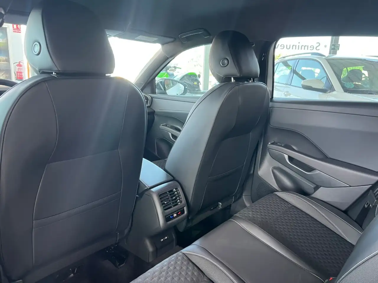 Volkswagen T-Roc 1.5 TSI R-Line kW DSG7 110KW — Galería del vehículo 19