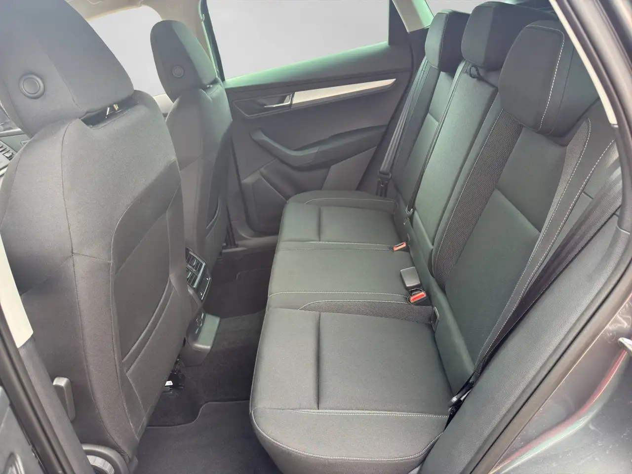 Skoda Karoq Selection 1,5 TSI DSG AHK, RKF — معرض صور السيارة 16