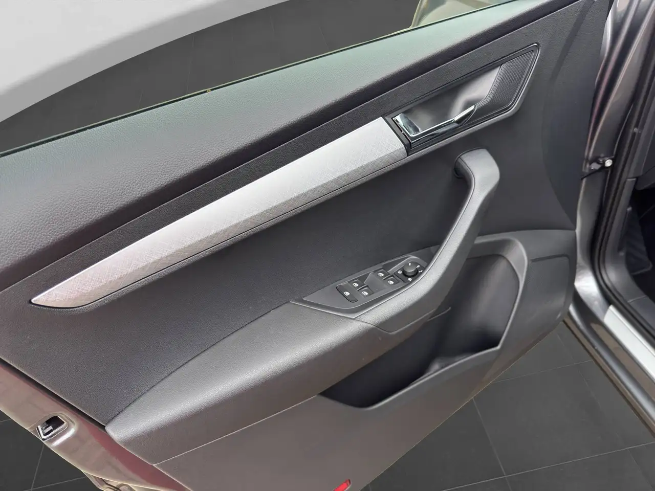 Skoda Karoq Selection 1,5 TSI DSG AHK, RKF — معرض صور السيارة 11