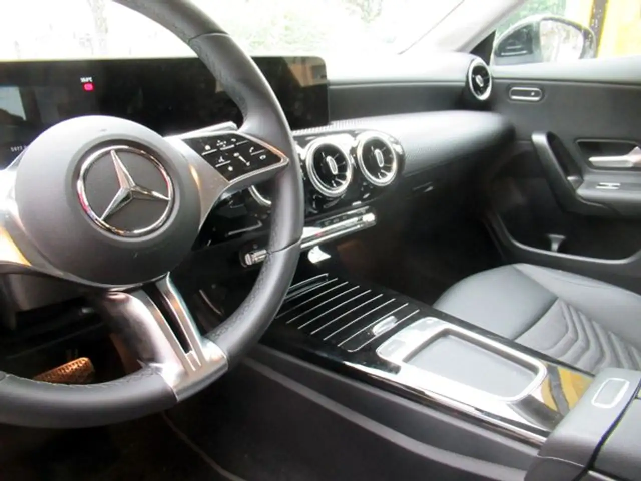 Mercedes-Benz CLA 180 7G-DCT Navi/SHZ/RFK/LED/16Tkm — معرض صور السيارة 6