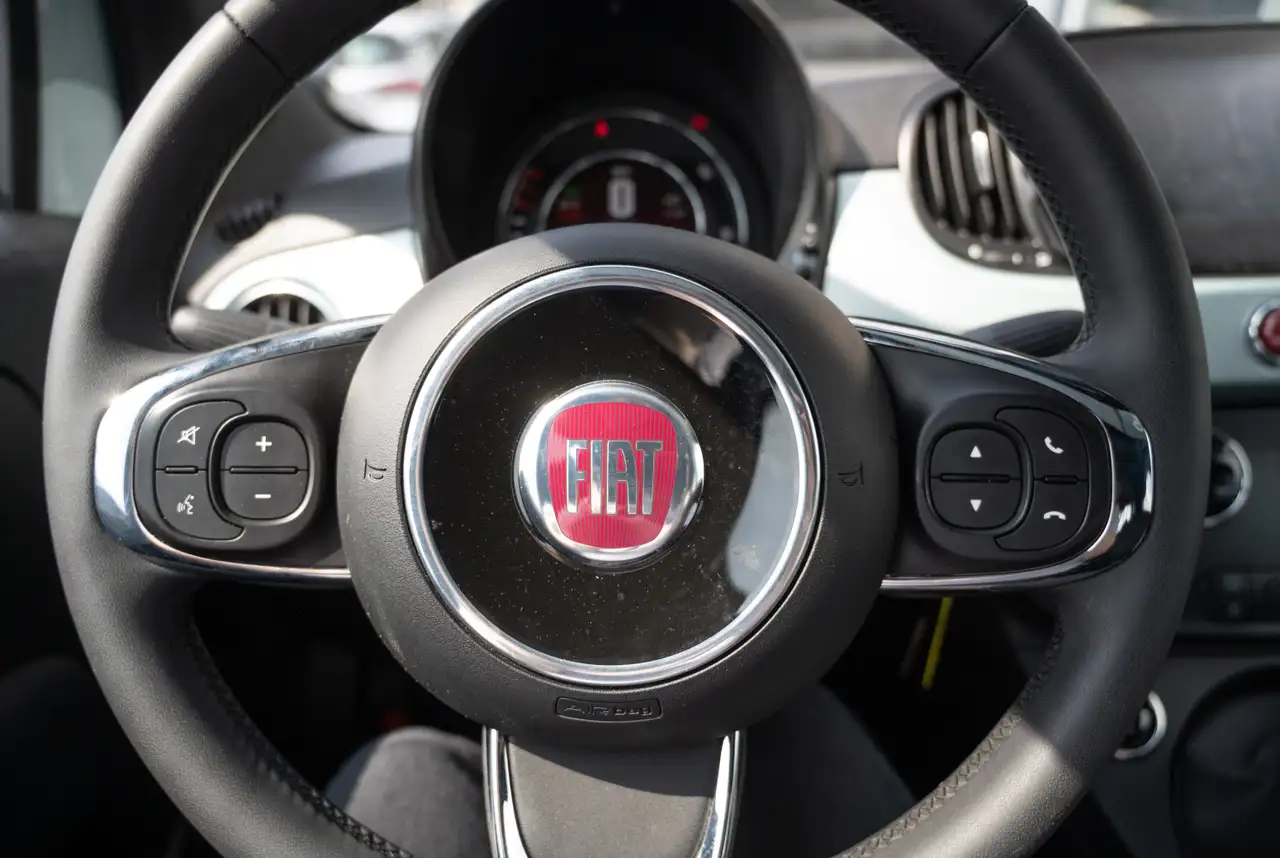 Fiat 500 Dolcevita 1.0 GSE N3 Hybrid 70 *KOMFORT-PAKET*PANORAMADACH* — معرض صور السيارة 16