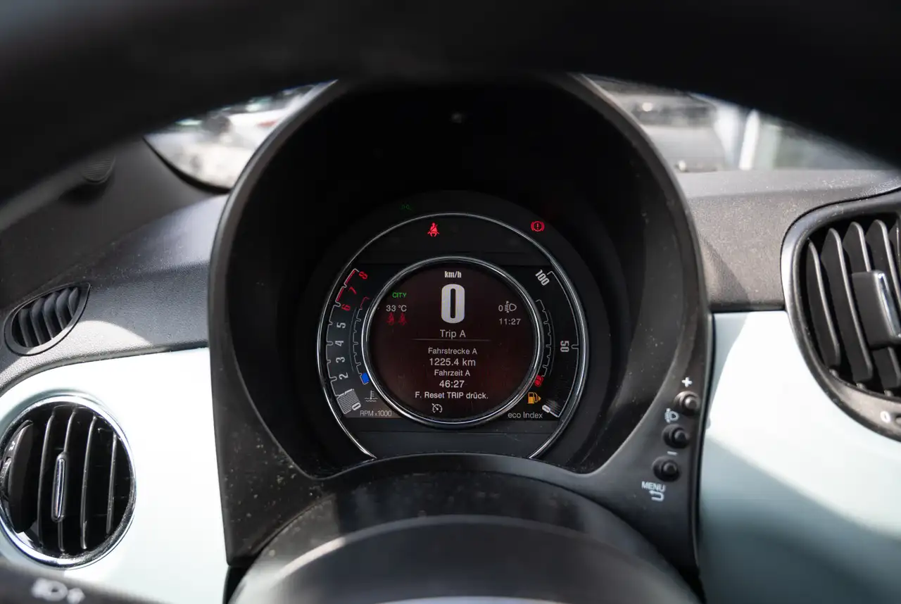 Fiat 500 Dolcevita 1.0 GSE N3 Hybrid 70 *KOMFORT-PAKET*PANORAMADACH* — معرض صور السيارة 15