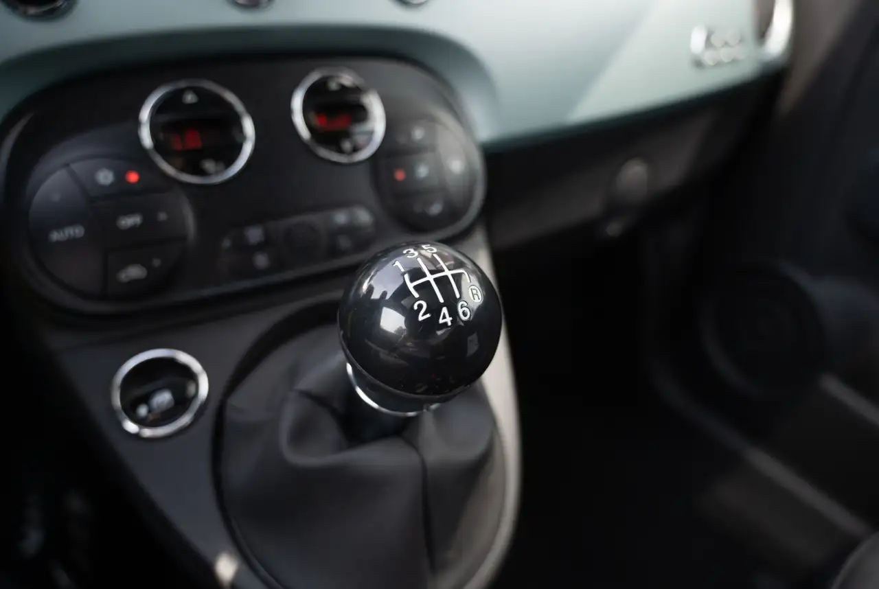 Fiat 500 Dolcevita 1.0 GSE N3 Hybrid 70 *KOMFORT-PAKET*PANORAMADACH* — معرض صور السيارة 12