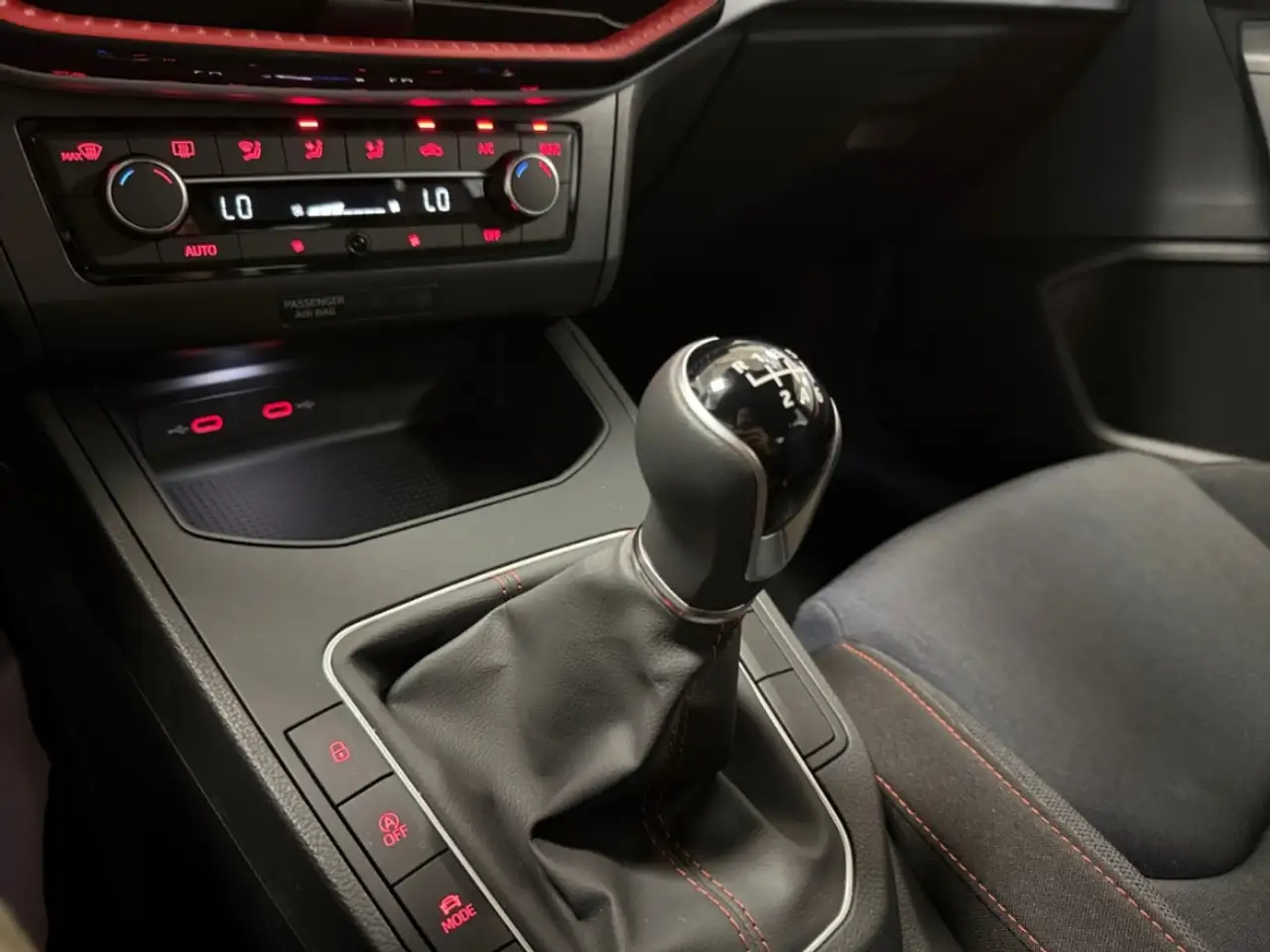 SEAT Ibiza FR NAV LED DIG-DISPLAY TEMPOMAT APPLE/ANDROID AL — Galería del vehículo 18