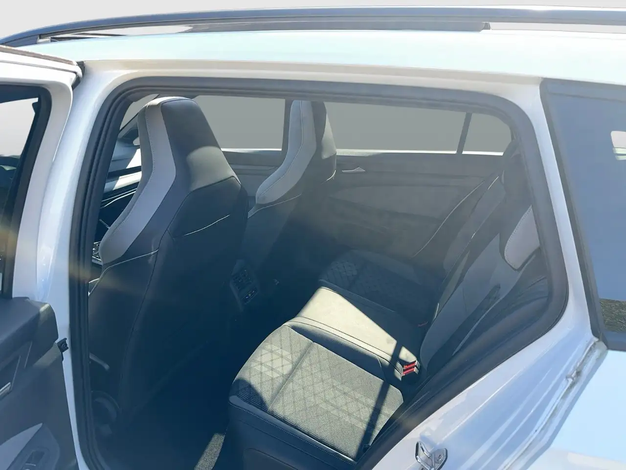 Volkswagen Golf Variant VIII R-Line IQ,NAV,AHK,PANO — Galerie du véhicule 11