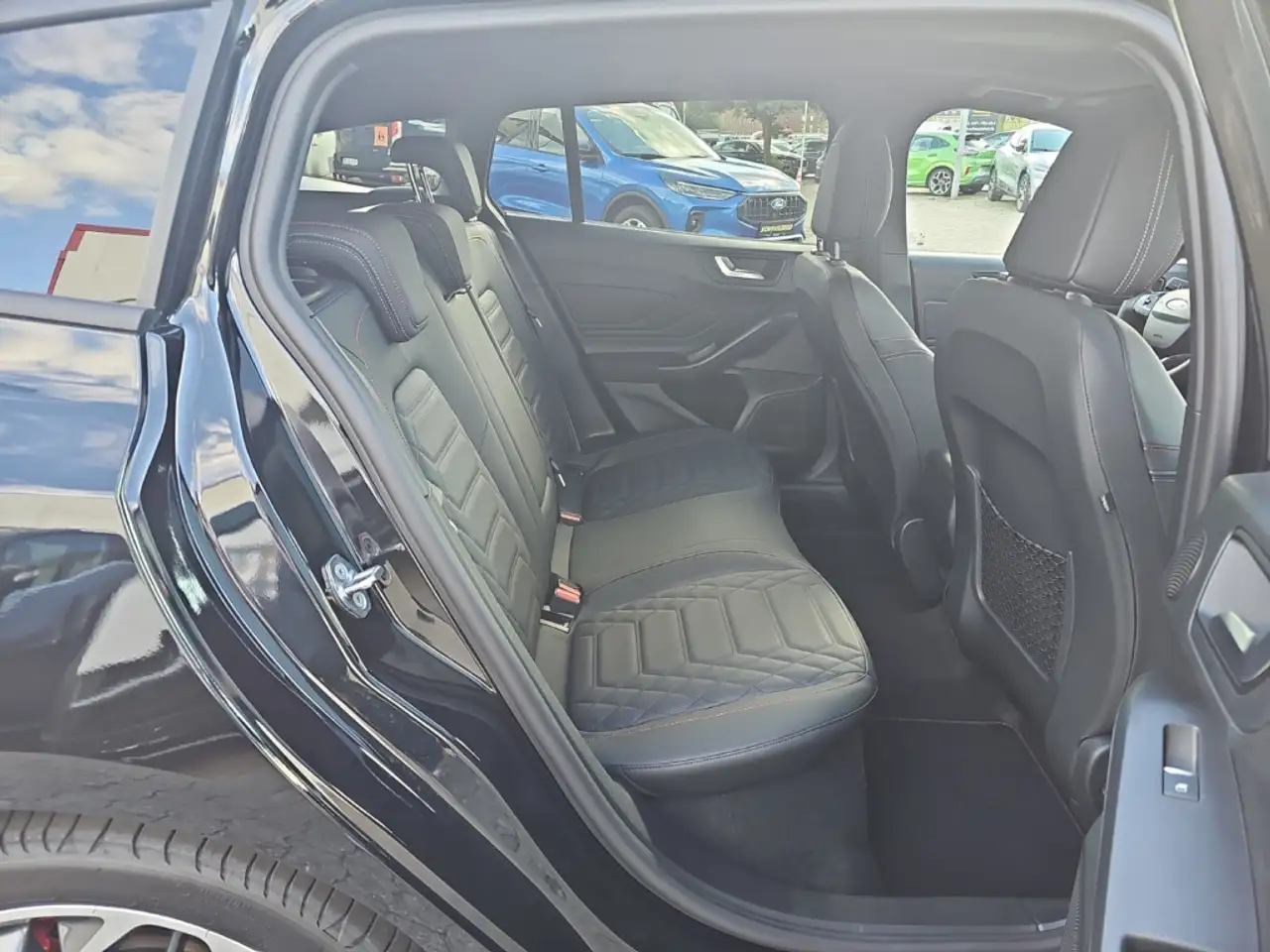 Ford Focus Turnier ST-Line X MHEV Sportpaket AHK-abnehmbar El — Vehicle gallery 10