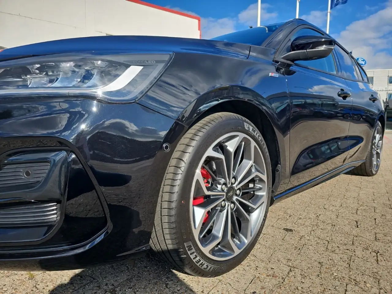 Ford Focus Turnier ST-Line X MHEV Sportpaket AHK-abnehmbar El — Vehicle gallery 7