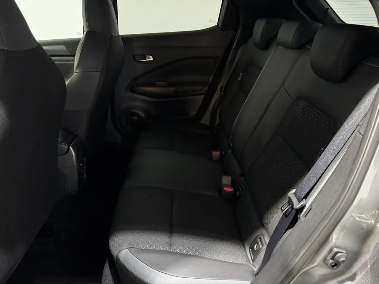 Nissan Juke 1.6 Hybrid N-Connecta Auto 105kW — Vehicle gallery 16