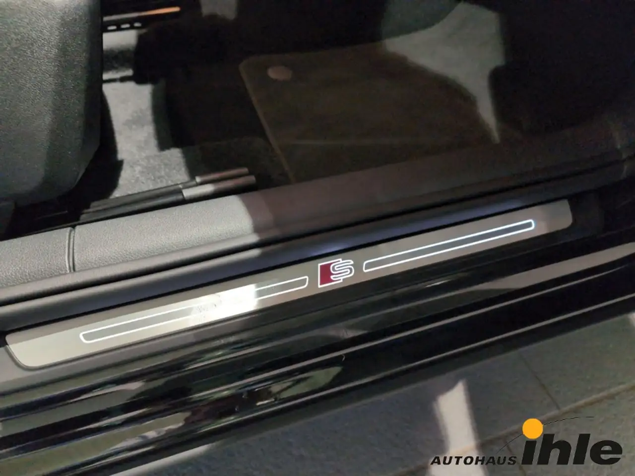 Audi Q2 35 TFSI S tronic S line AHK+SOUNDSYSTEM+FERNLICHTA — Galería del vehículo 14