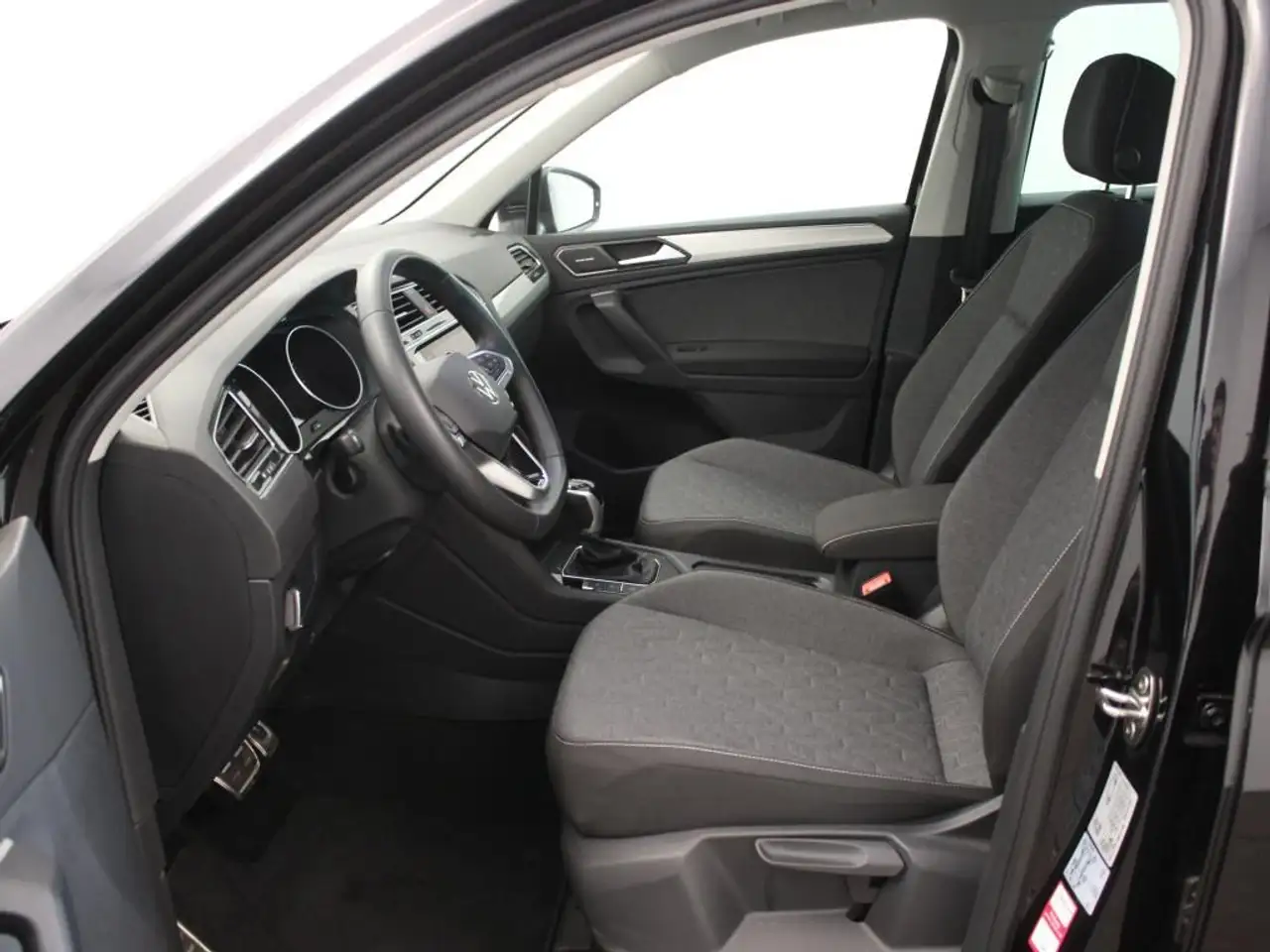 Volkswagen Tiguan MOVE 1.5 TSI 150PS DSG.LED.AHK.SHZ.PDC.ACC.APP-CON — Galería del vehículo 6