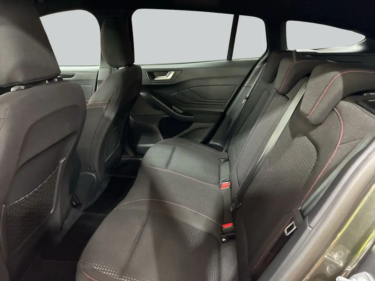 Ford Focus Turnier 1.0 EcoBoost Hybrid ST-LINE X — Galería del vehículo 10