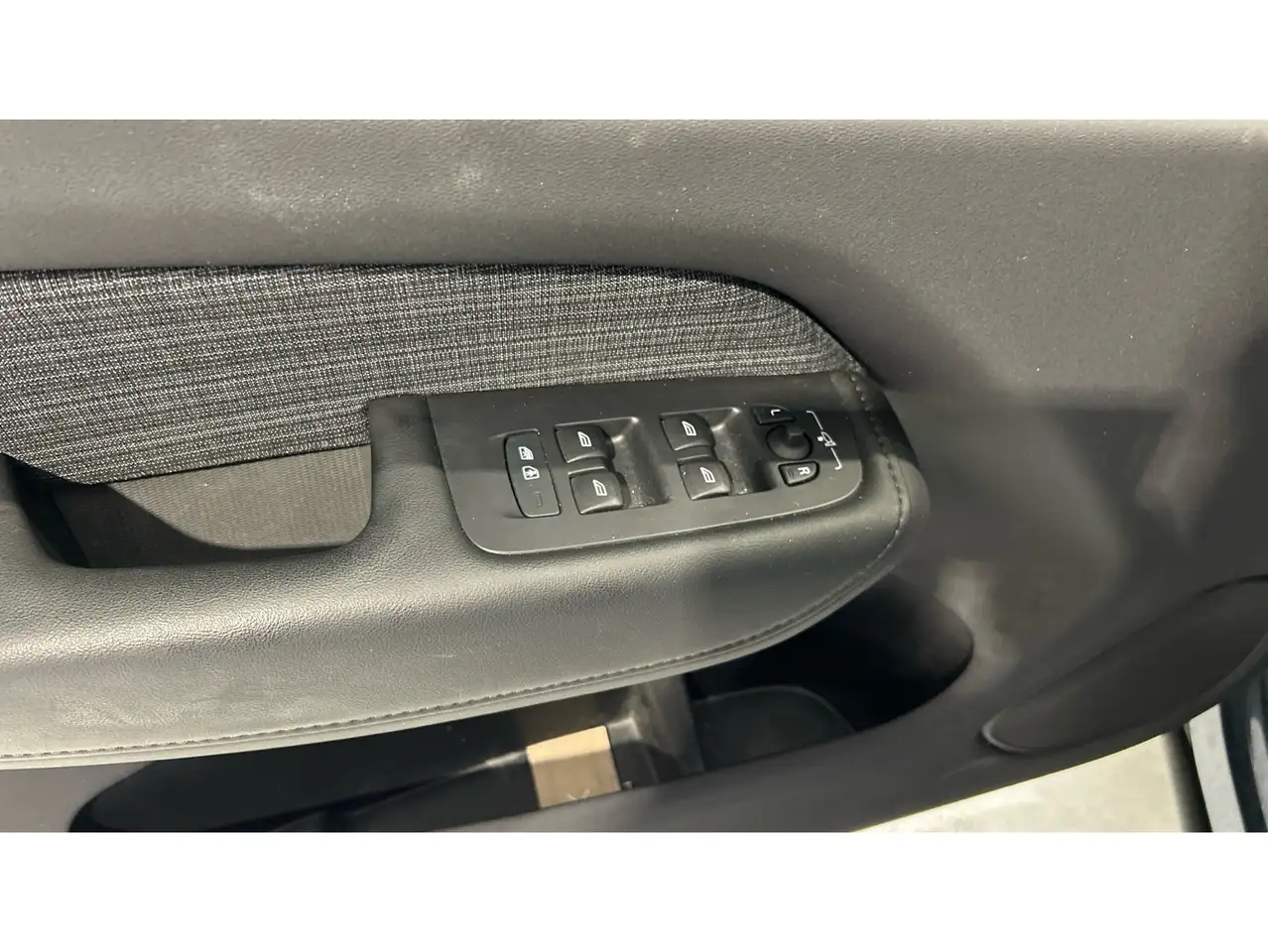 Volvo XC60 B4 Essential FWD Aut. — Galerie du véhicule 36