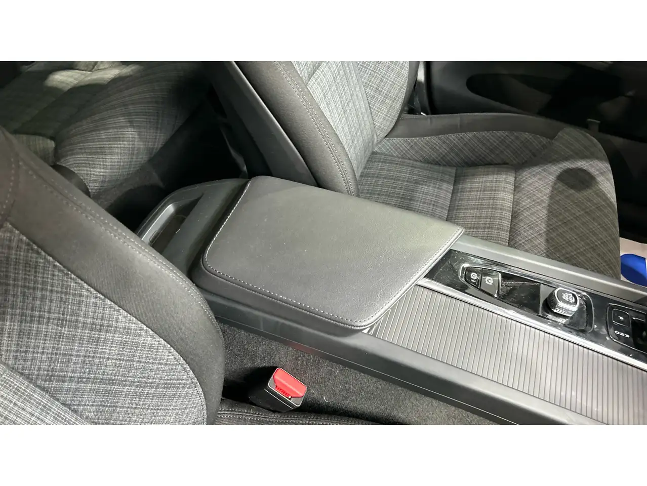 Volvo XC60 B4 Essential FWD Aut. — Galerie du véhicule 25