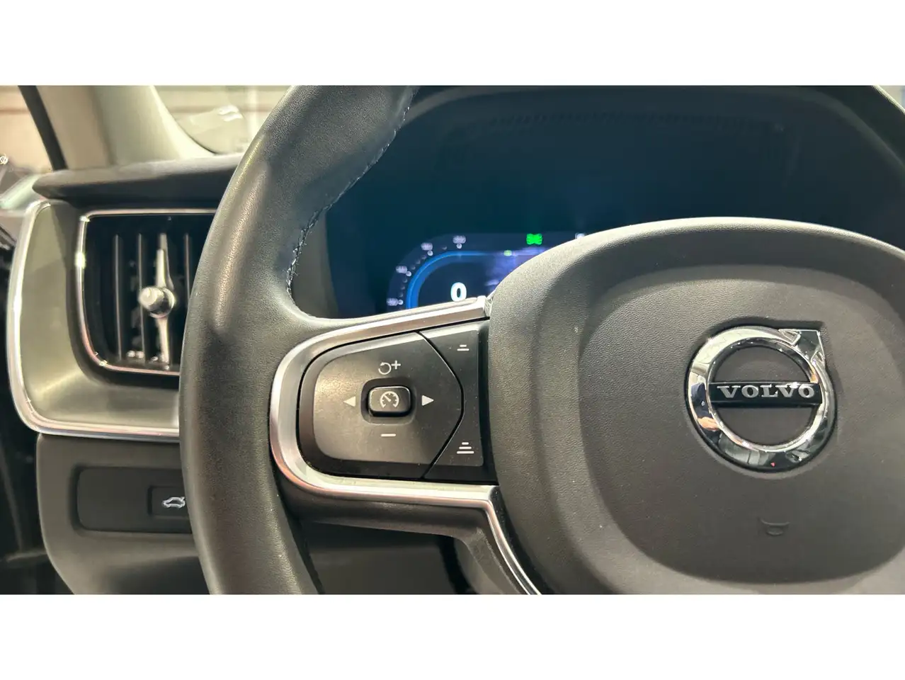 Volvo XC60 B4 Essential FWD Aut. — Galerie du véhicule 17