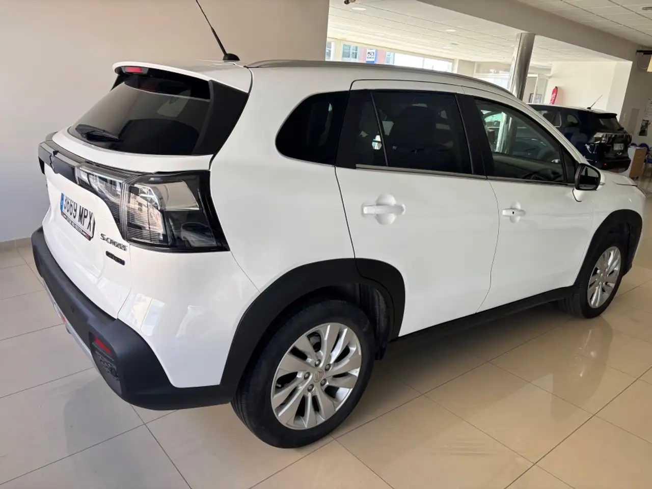 Suzuki SX4 S-Cross 1.5L Strong Hybrid S2 — Vehicle gallery 4