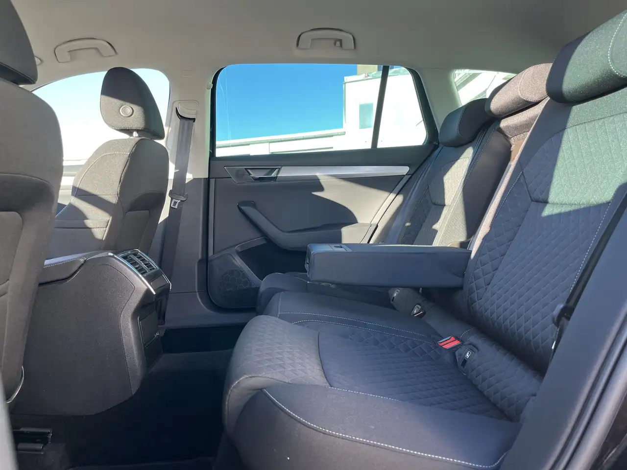 Skoda Superb Combi 1.5 TSI DSG Ambition Navi SHZ ACC LED PDC DA — معرض صور السيارة 16