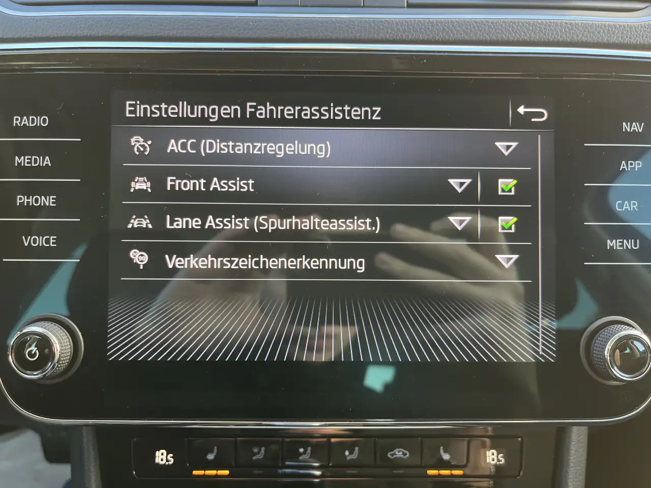 Skoda Superb Combi 1.5 TSI DSG Ambition Navi SHZ ACC LED PDC DA — معرض صور السيارة 22