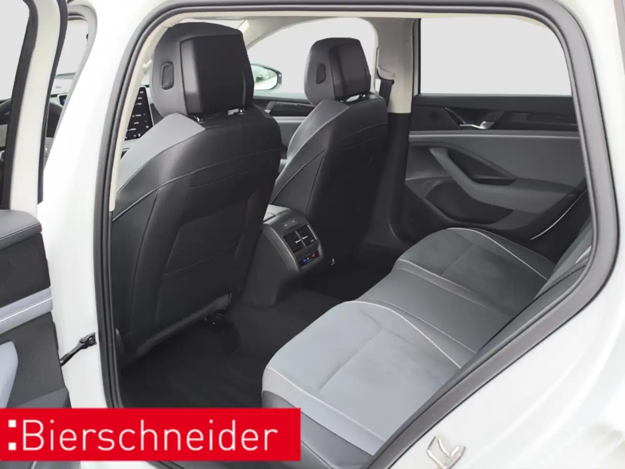 Volkswagen Passat Variant 1.5 TSI DSG Business LED NAVI — Vehicle gallery 16