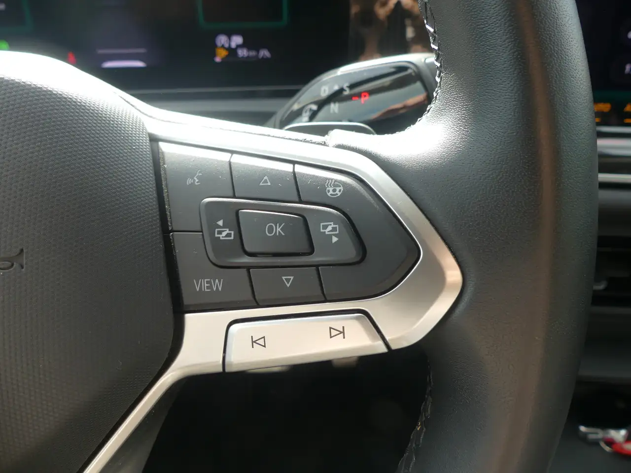 Volkswagen Tiguan 1.5 eTSI Goal LED Navi ACC 360° Totwinkel — معرض صور السيارة 25