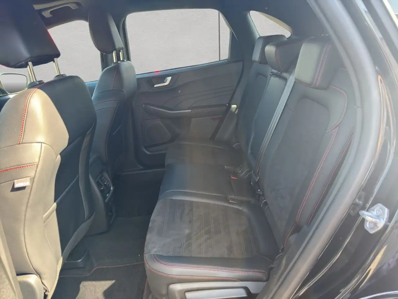 Ford Kuga 1.5 EcoBoost ST-LINE X — معرض صور السيارة 12