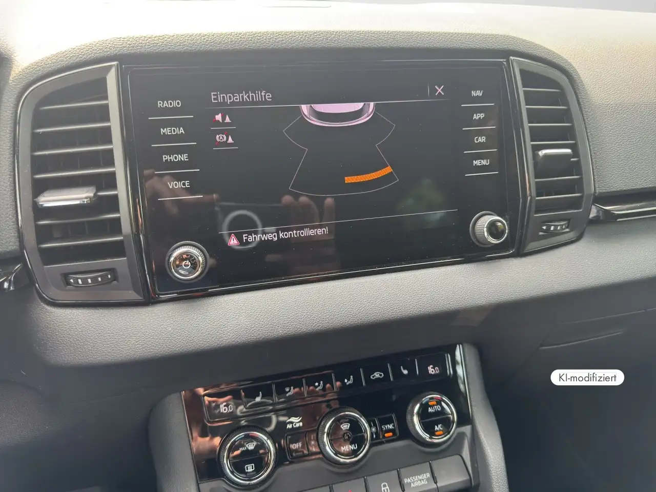 Skoda Karoq 1.5 TSI DSG Sportline MATRIX AHK — Vehicle gallery 11