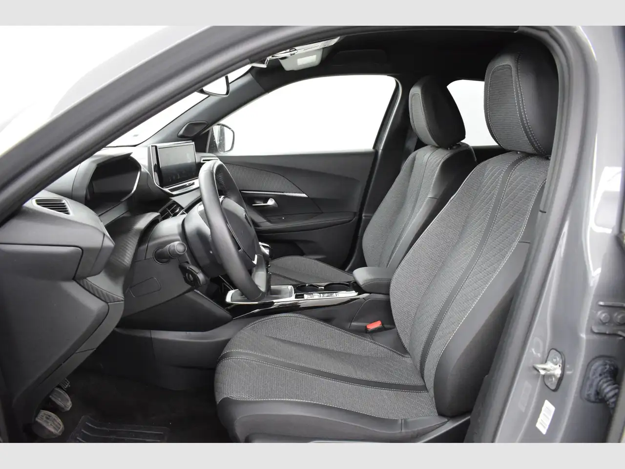Peugeot 2008 1.2 PureTech S&S Allure 100 — Vehicle gallery 3
