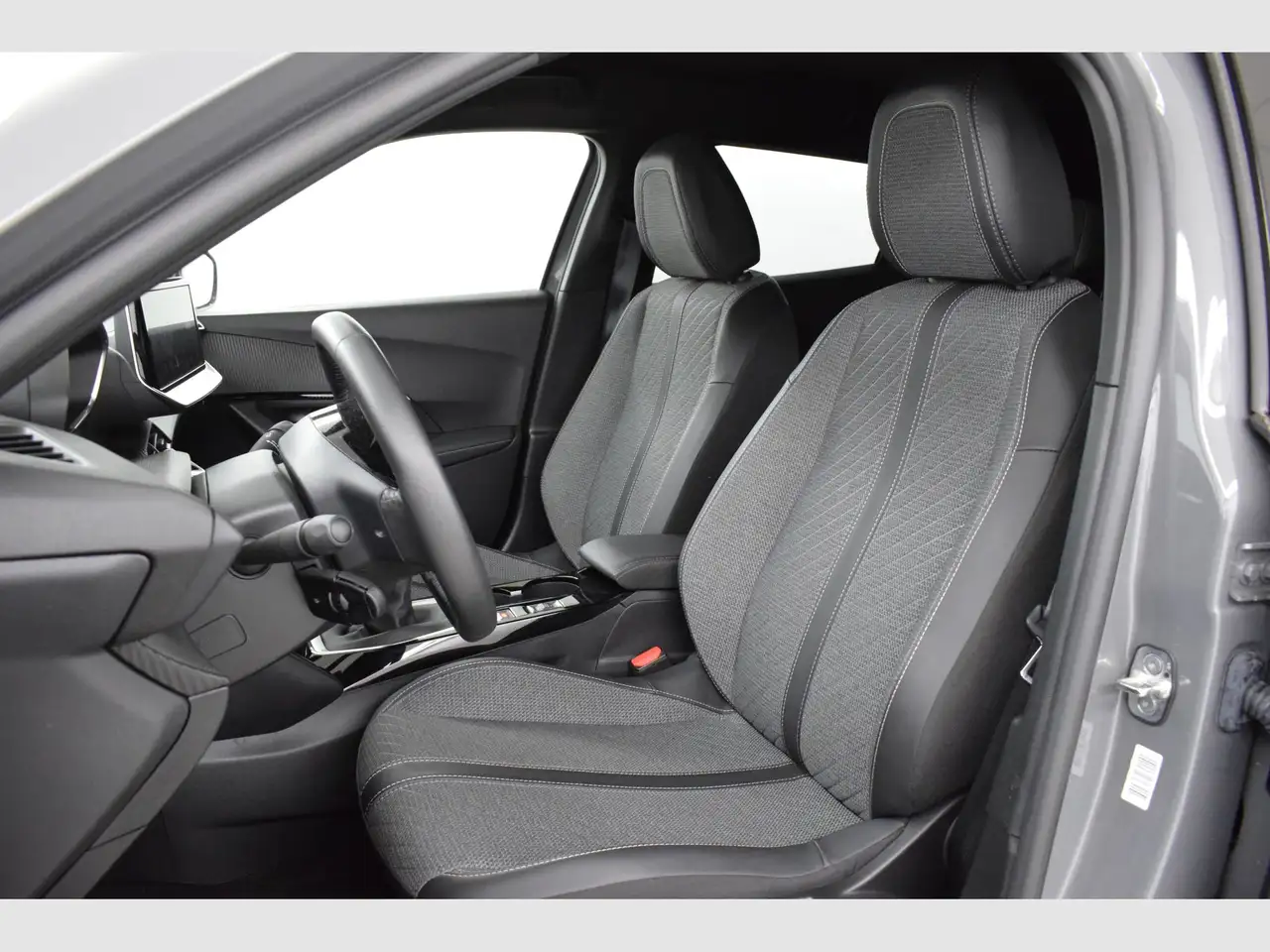 Peugeot 2008 1.2 PureTech S&S Allure 100 — Vehicle gallery 4