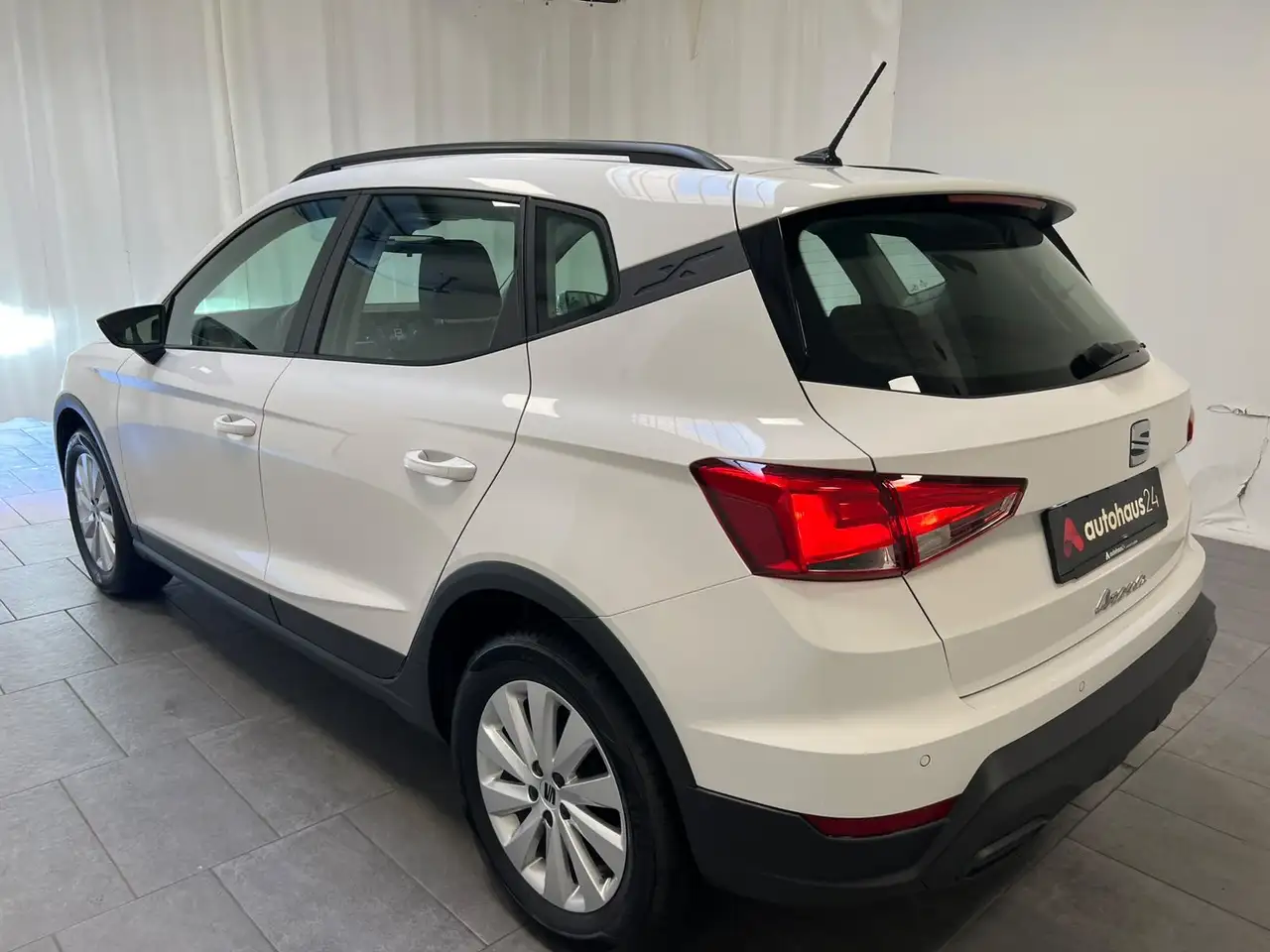 SEAT Arona 1.0 TSI Spurhalteass.|PDC|Tempomat — Galería del vehículo 4