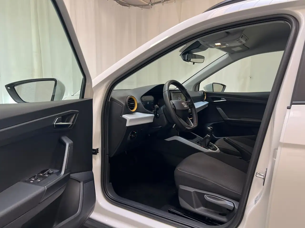 SEAT Arona 1.0 TSI Spurhalteass.|PDC|Tempomat — Galería del vehículo 8