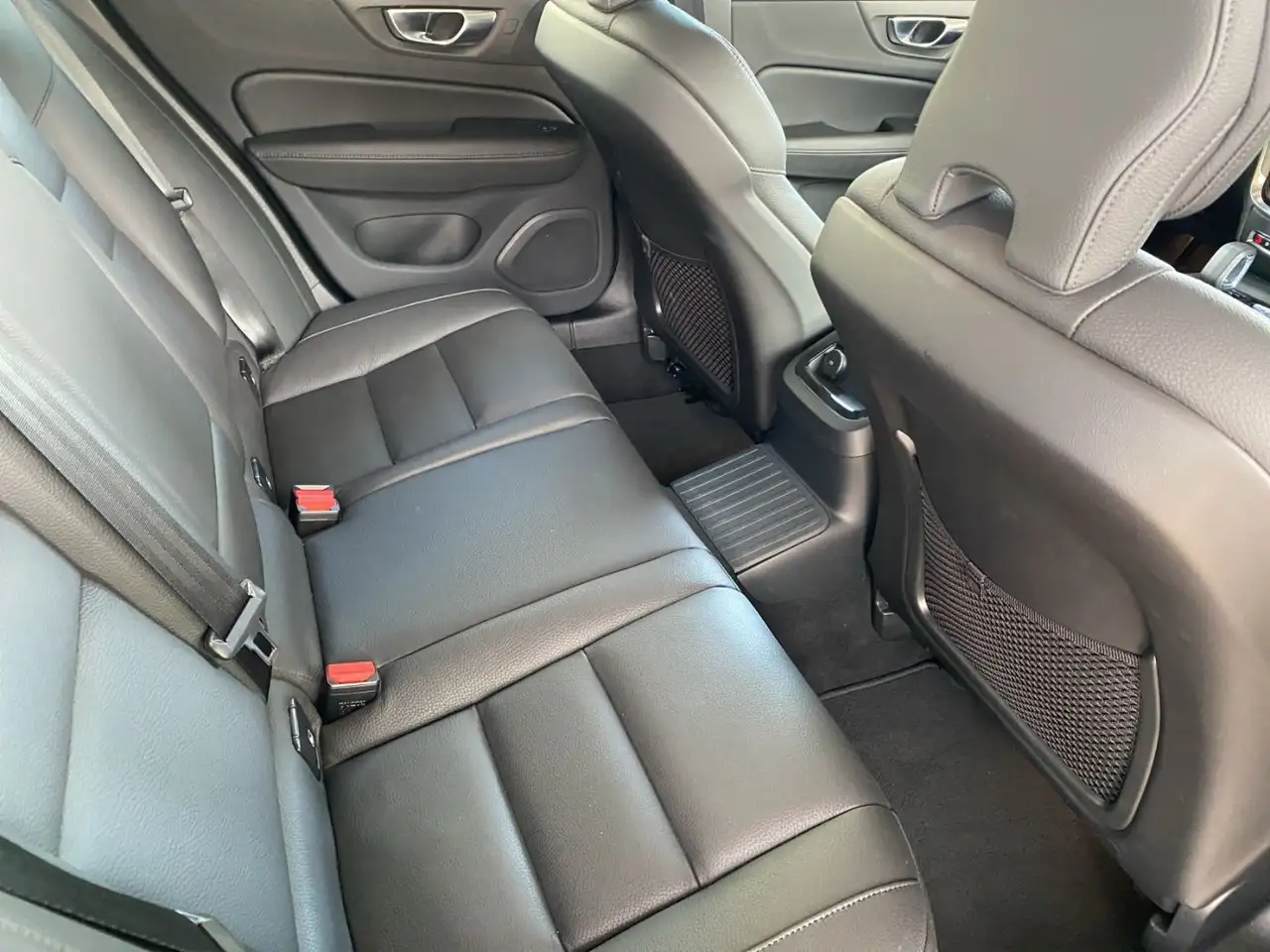 Volvo V60 Kombi T8 Plus Dark Recharge WiPa*LED*DAB* — Galería del vehículo 13