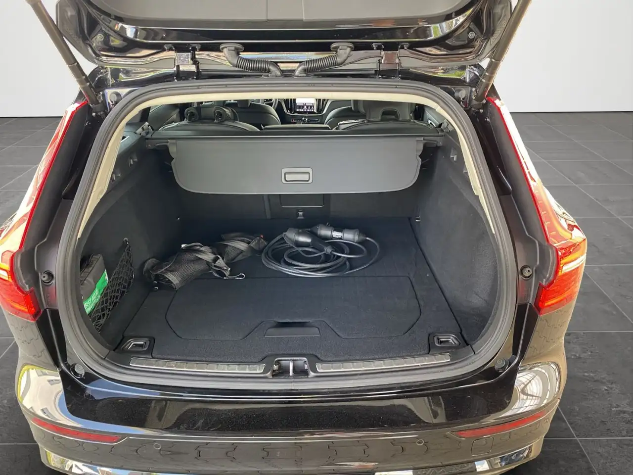 Volvo V60 Kombi T8 Plus Dark Recharge WiPa*LED*DAB* — Galería del vehículo 14