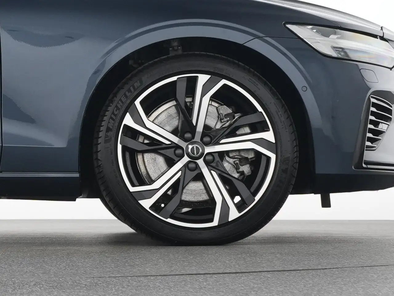 Volvo V60 T8 AWD Ultra Dark MASSAGE*B&W-SOUND*HUD*360° — Vehicle gallery 22