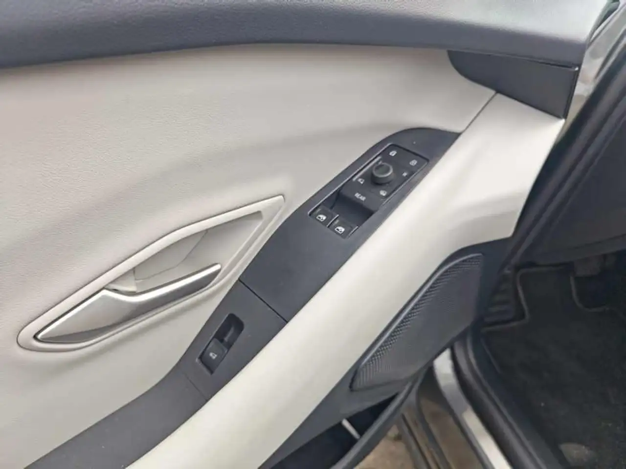 Ford Explorer Premium AWD VOLL 79kW PANO W-PUMPE MASSAGE B&O MAT — معرض صور السيارة 15
