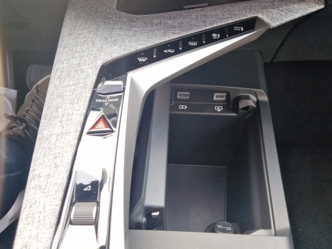 Peugeot 3008 Hybrid 145 e-DSC6 Allure /Navi/LED/ACC — معرض صور السيارة 24