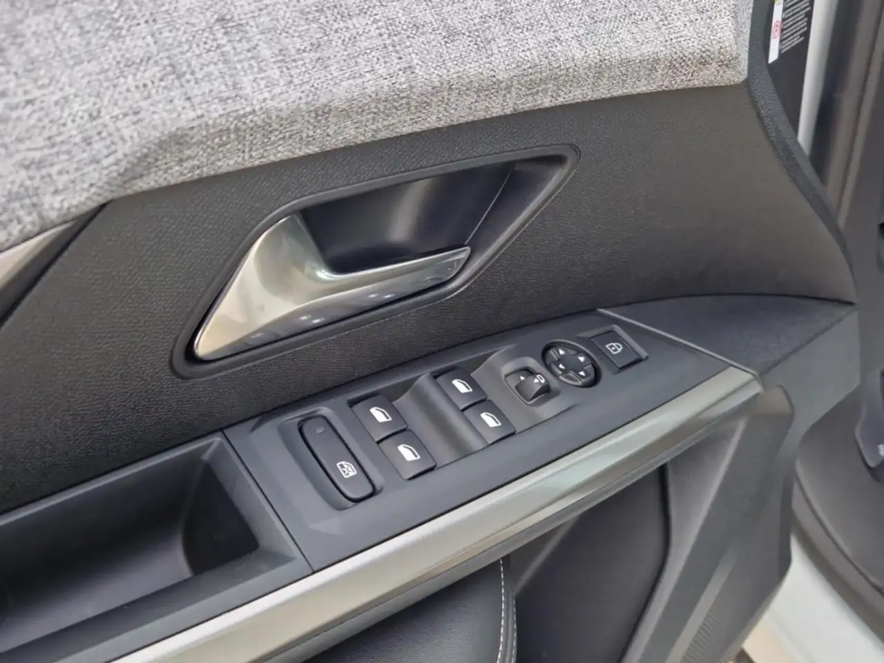 Peugeot 3008 Hybrid 145 e-DSC6 Allure /Navi/LED/ACC — معرض صور السيارة 13