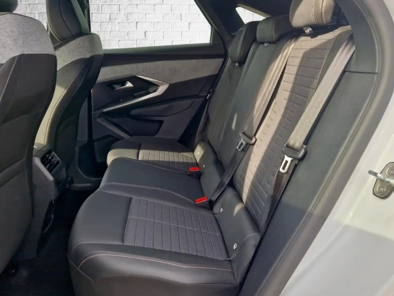 Peugeot 3008 Hybrid 145 e-DSC6 Allure /Navi/LED/ACC — معرض صور السيارة 11