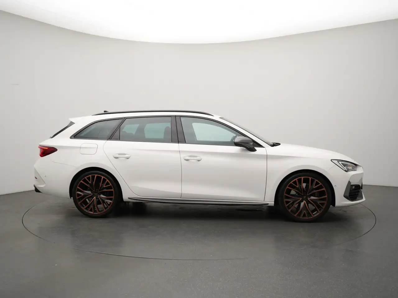 CUPRA Leon ST VZ 4Drive KAM CARPLAY LED SHZ PDC AHK — Galería del vehículo 3