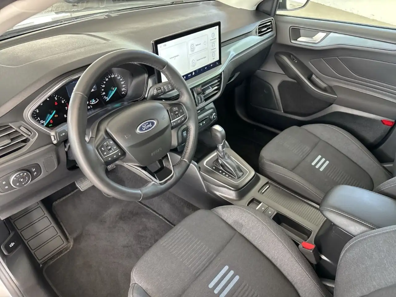Ford Focus Turnier Active 1.0 EcoBoost MHEV Aut. AHK NAVI ACC — Galería del vehículo 11