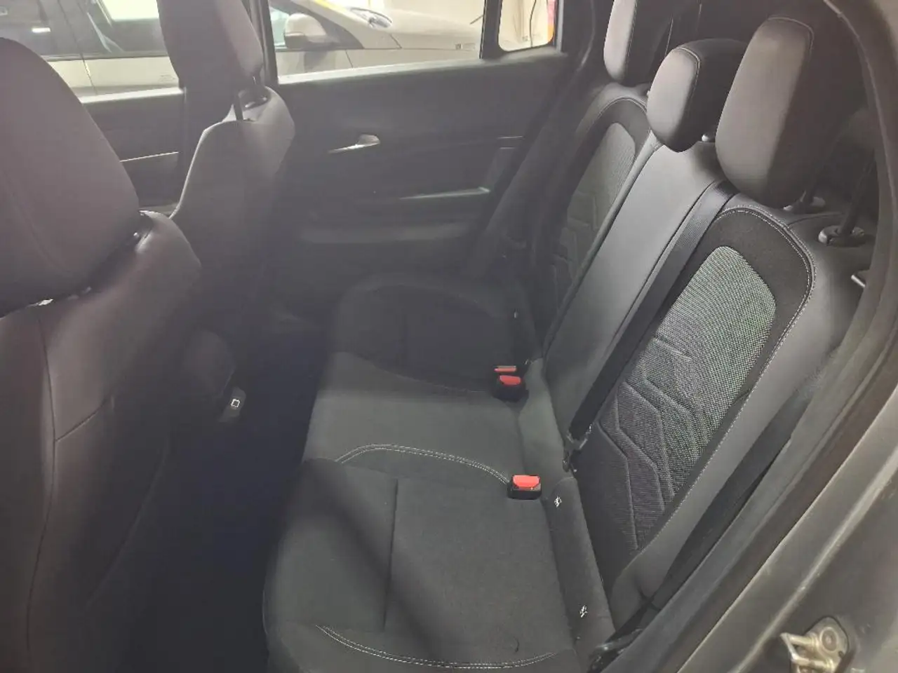 Jeep Avenger 1.2 G 74KW ALTITUDE 5P — Vehicle gallery 6