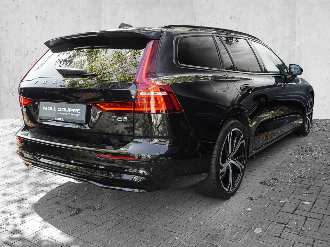 Volvo V60 T8 AWD Plus Dark Plug-in Hybrid PANO 19ZOLL — معرض صور السيارة 4
