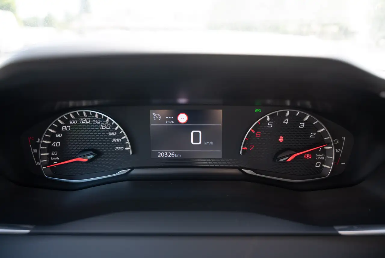 Peugeot 208 Active PureTech 75 *MIRRORSCREEN*DAB*TEMPOMAT* — Vehicle gallery 13