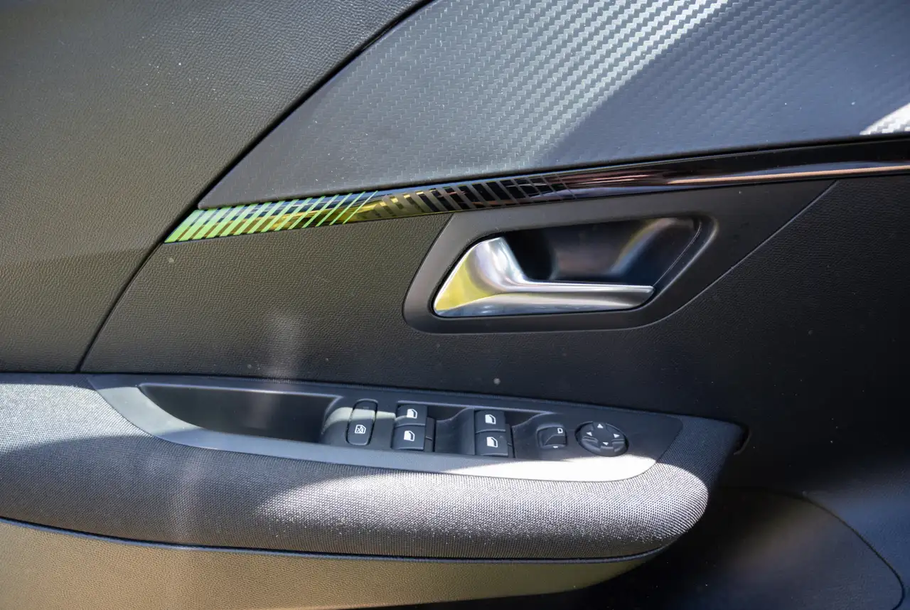 Peugeot 208 Active PureTech 75 *MIRRORSCREEN*DAB*TEMPOMAT* — Vehicle gallery 12