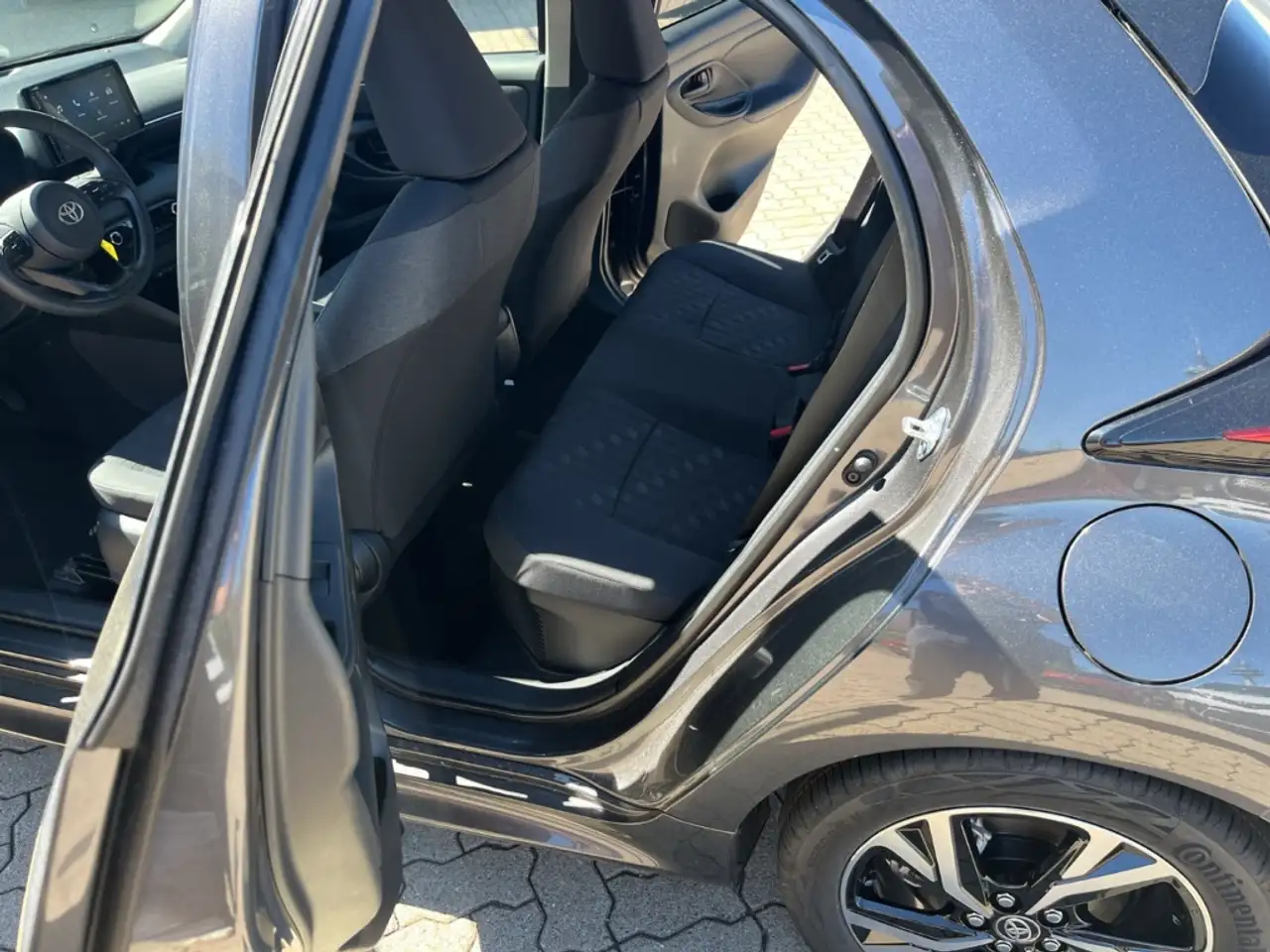 Toyota Yaris 1,5 Hybrid Team Deutschland LED, Apple Carplay, An — Galería del vehículo 8