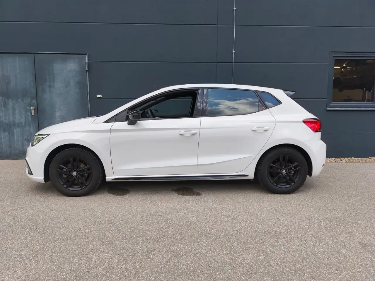 SEAT Ibiza 1.0 TSI FR Pro Black 18Zoll KAMERA NAVI VIRTUAL CO — معرض صور السيارة 3