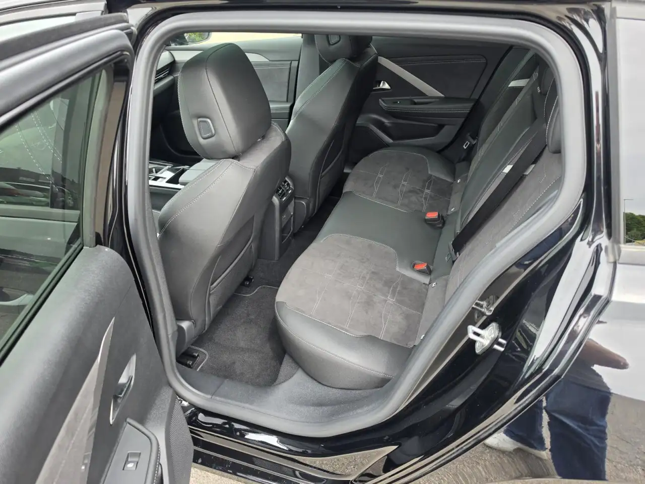 Opel Astra ST Ultimate 1,2 AT+PANO+SHZ+LHZ+ACC+RFK Klima — Vehicle gallery 26