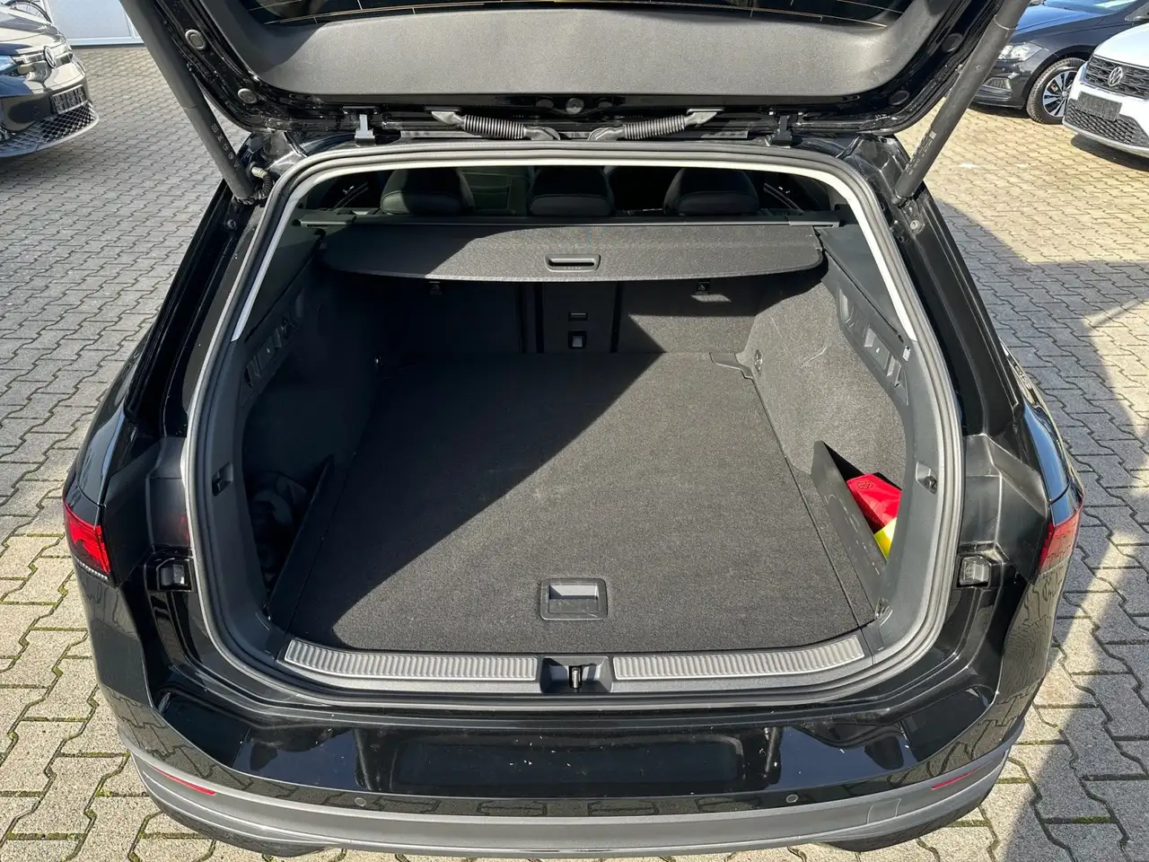 Volkswagen Passat Business 1.5 eTSI OPF DSG 360° KAMERA// NAV — Galería del vehículo 16