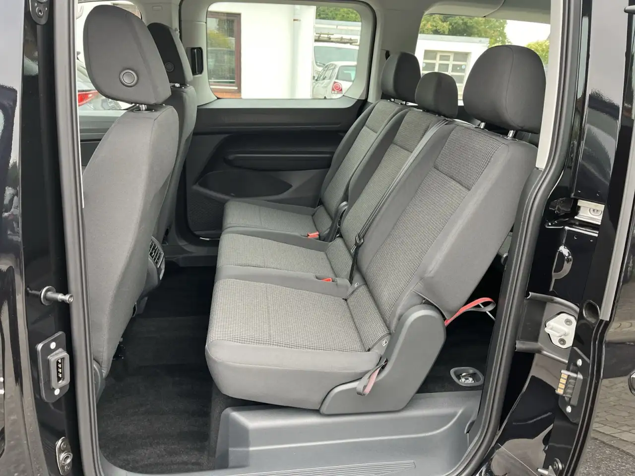 Volkswagen Caddy Maxi Kombi 1.5 TSI DSG KAM SHZ PDC Klimaauto — Vehicle gallery 14